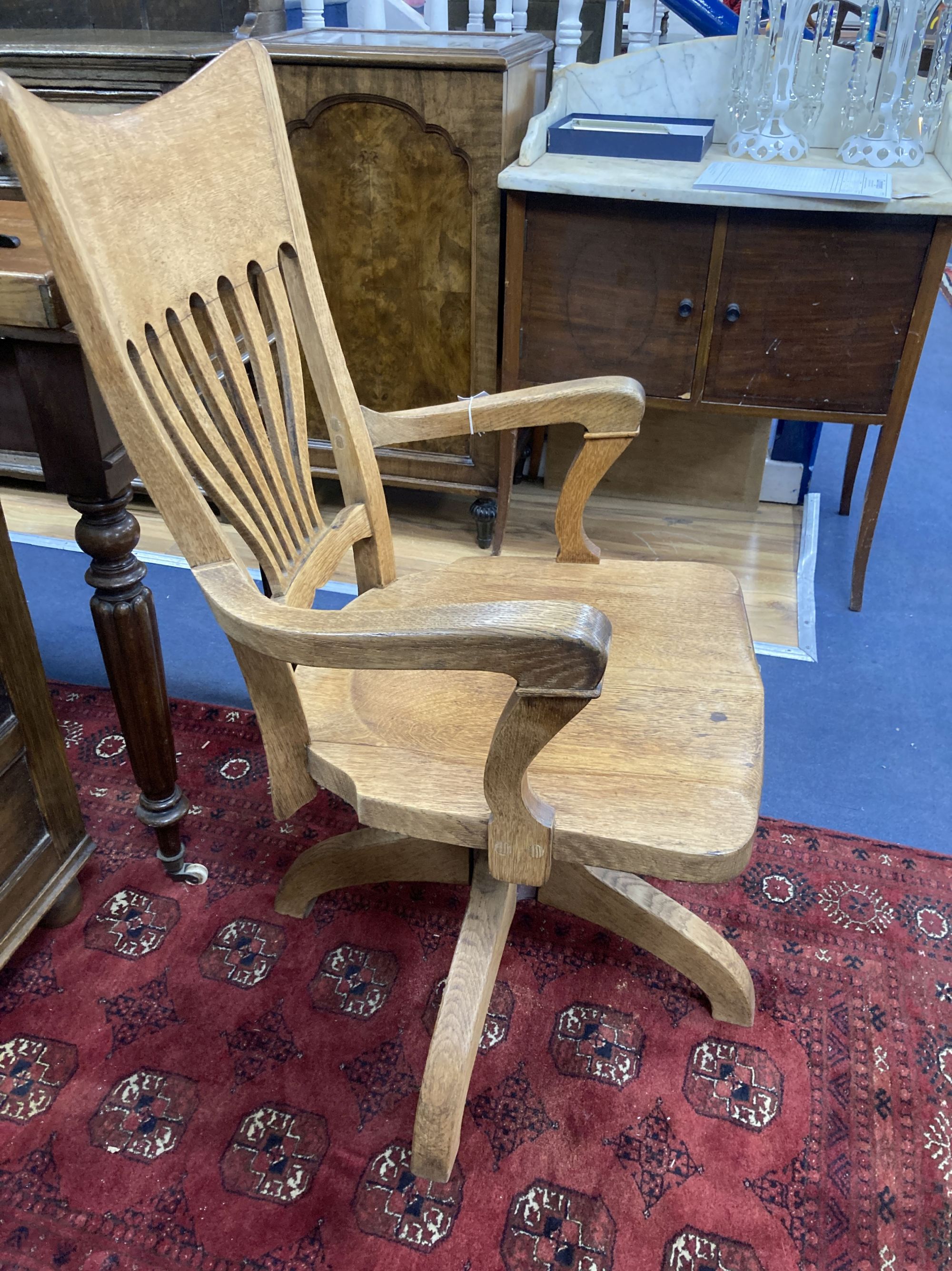 An Edwardian oak swivel desk chair, width 59cm, depth 49cm, height 98cm